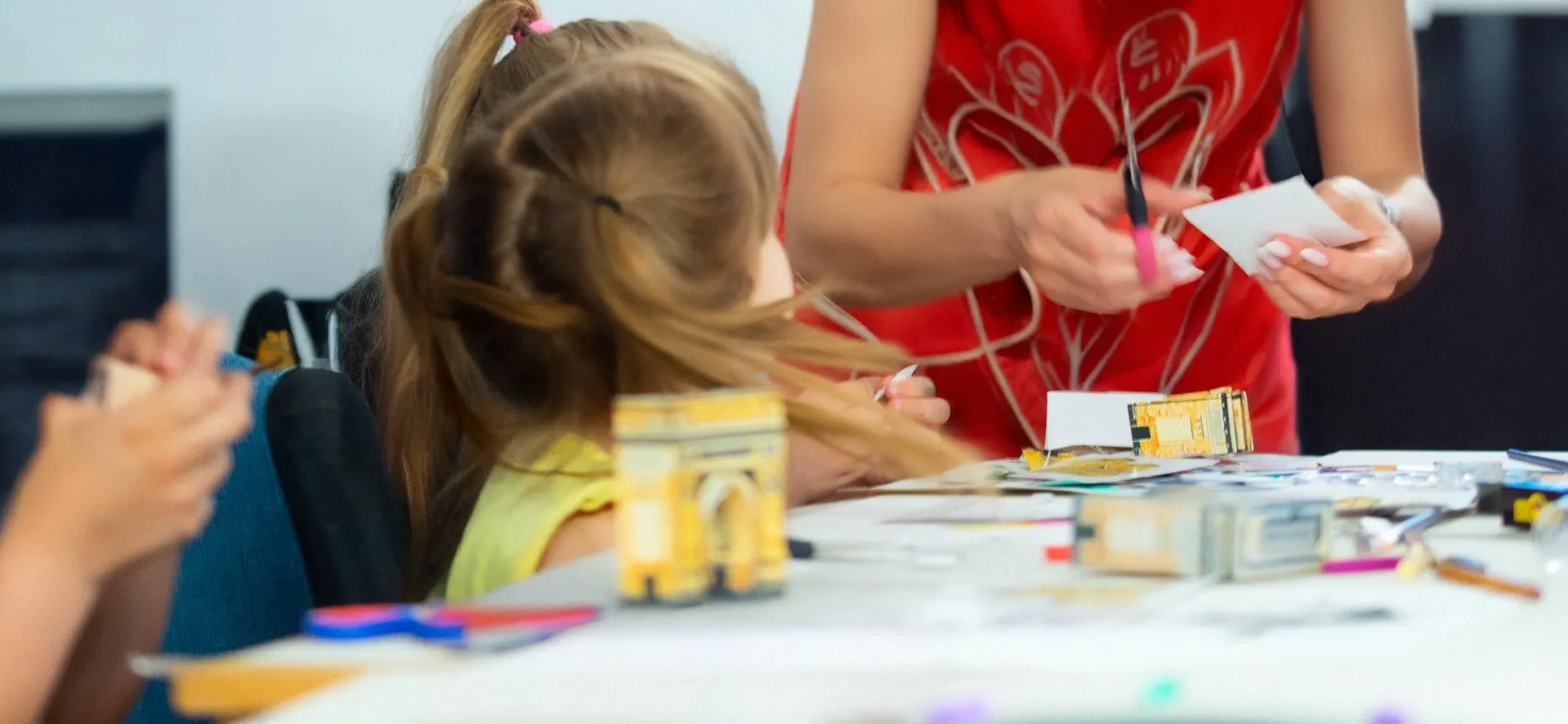 Persoană care decupează cu atenție piese de hârtie